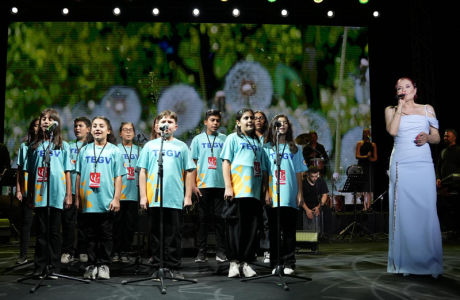 30. Sanat Yılını Kutlayan Candan Erçetin Çocuklarla Sahne Aldı içerik görseli.